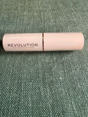 Makeup Revolution Foundation Stick – Shade F9